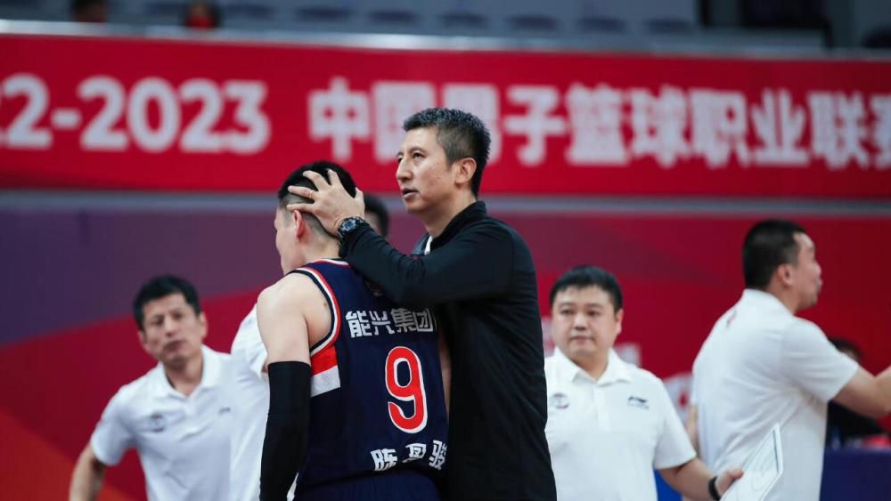 防守安切洛蒂：“我们一开始是菱形站位，边路暴露太多，我们做了一些改变。